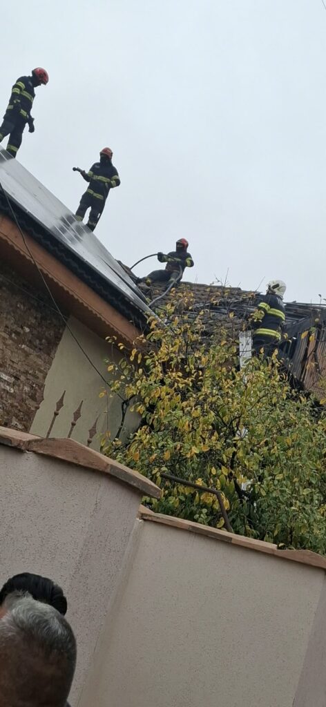 Incendiu la o locuință din Malu Mare. Acoperișul casei, distrus pe o suprafață de 80 de metri pătrați