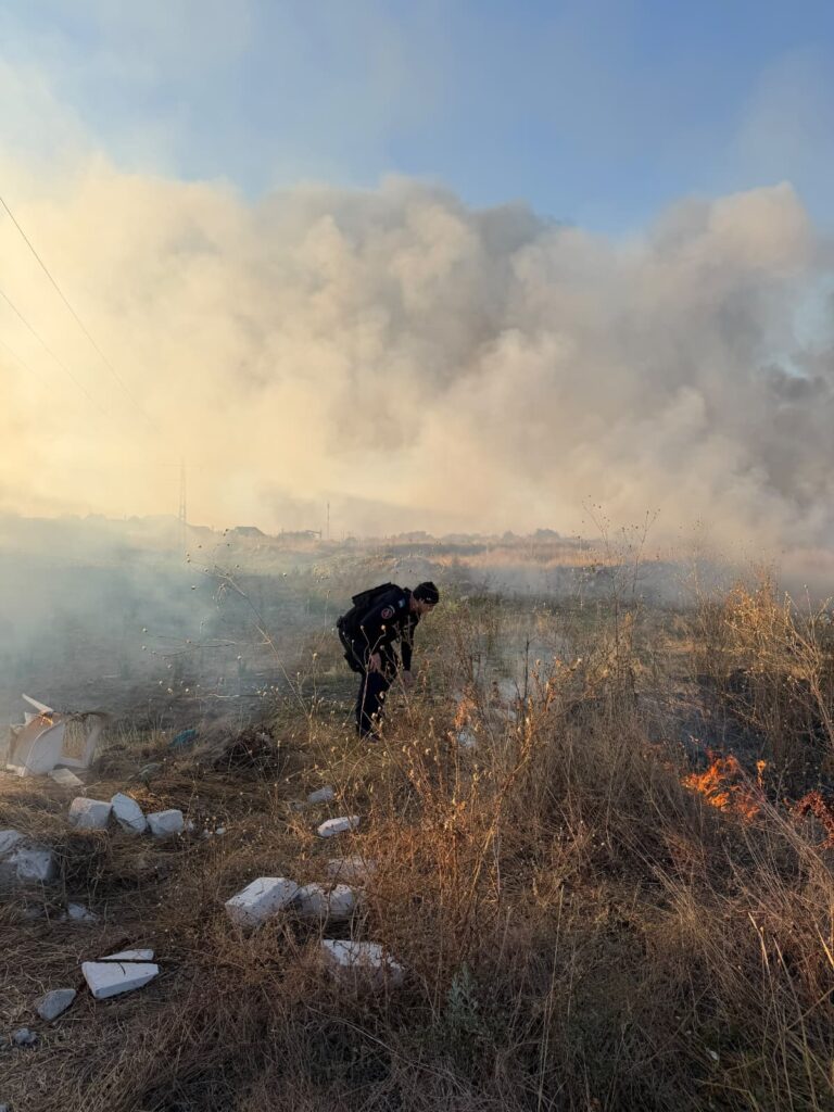 Incendiu de vegetație și mase plastice la Coțofenii din Față, observat de jandarmi aflați în patrulare