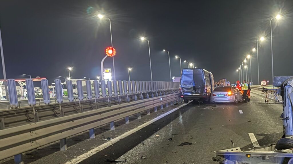 Șapte răniți după ce trei autoturisme și două autoutilitare s-au ciocnit în lanț pe A1