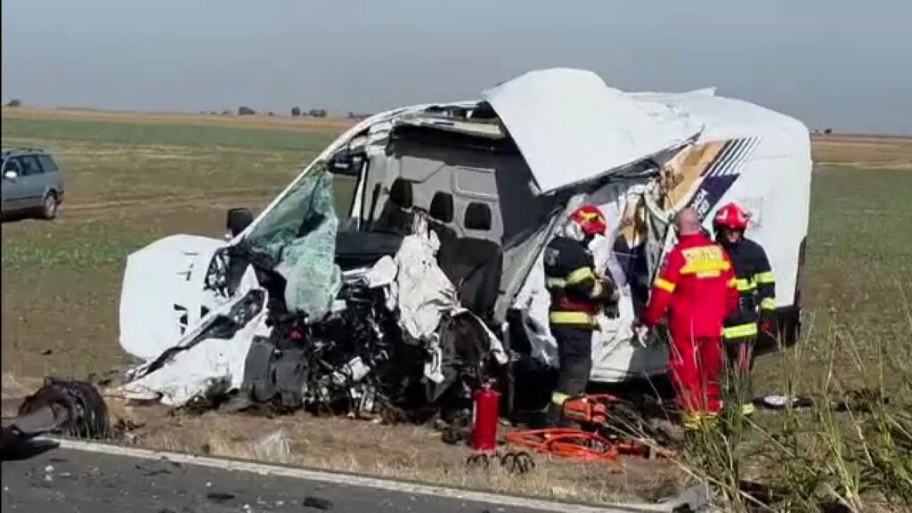 Un mort și doi răniți după ce un TIR căruia i-a explodat o anvelopă a lovit o dubă și un autoturism