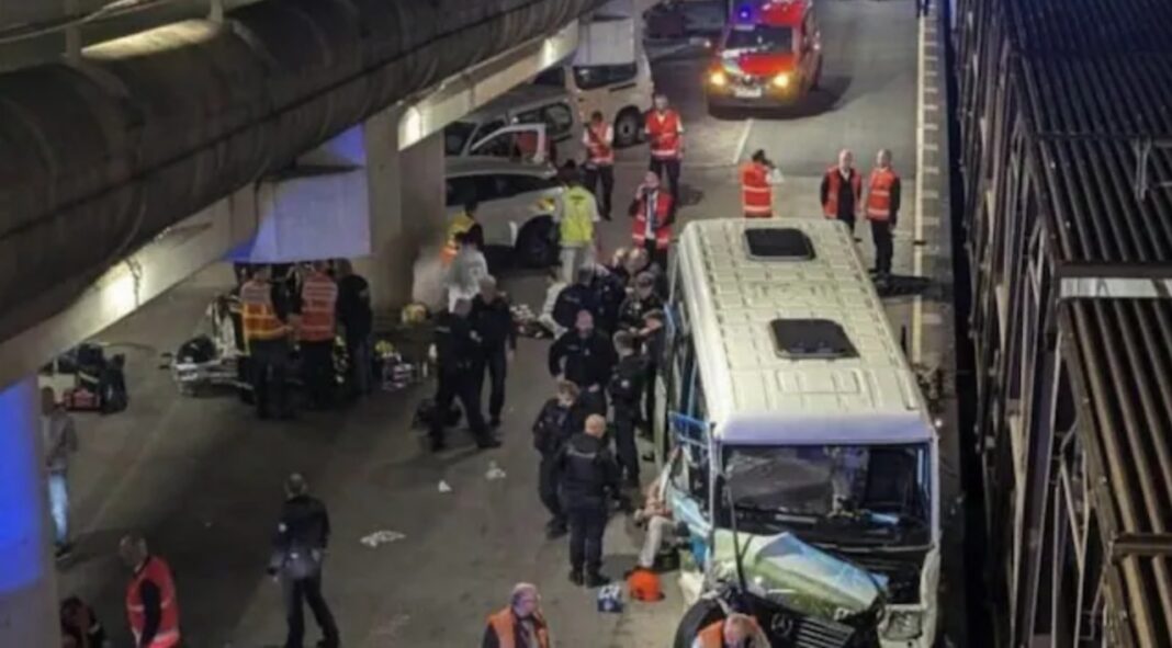 Accident la intrarea în Eurotunel: 19 pasageri răniți, după ce un microbuz a lovit un tren