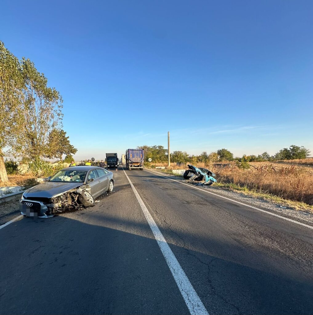 Dolj: Doi răniți după ce un șofer a pătruns pe contrasens și s-a ciocnit cu alt autoturism