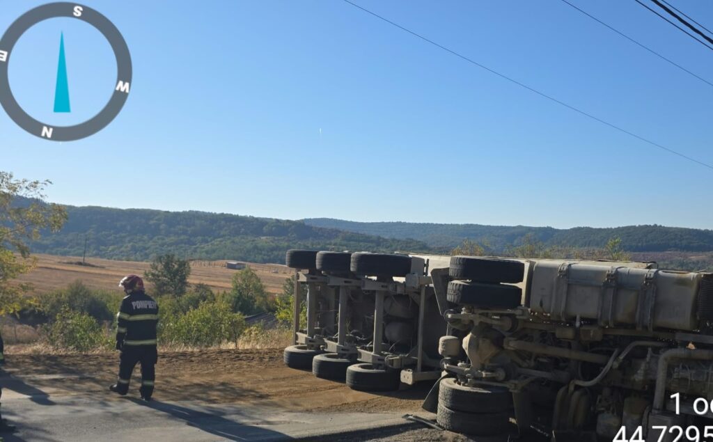 Mehedinți: Un TIR s-a răsturnat pe Dealul Colibași