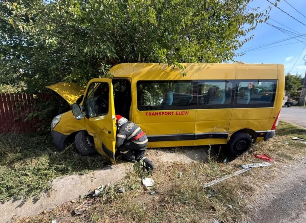 Copil accidentat de un microbuz școlar care a fost lovit de un autoturism ce nu i-a acordat prioritate