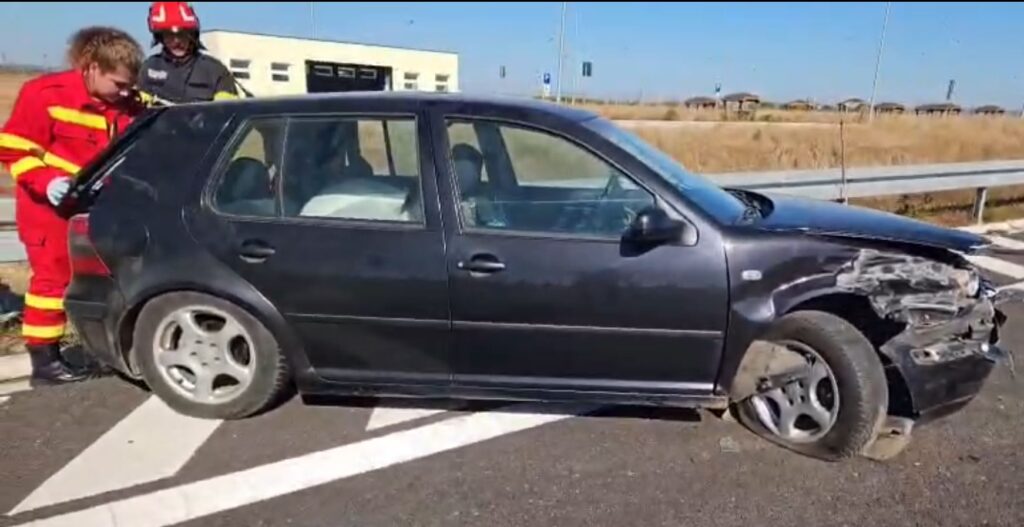 Un autoturism a lovit parapetul, pe DEx12, la Suseni