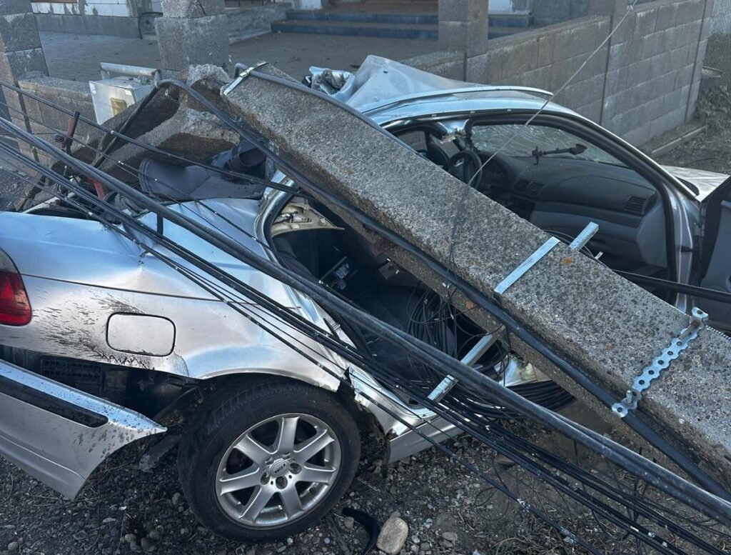 Un adult și un copil, grav răniți după ce un autoturism a lovit un stâlp din beton, care s-a rupt și a zdrobit mașina