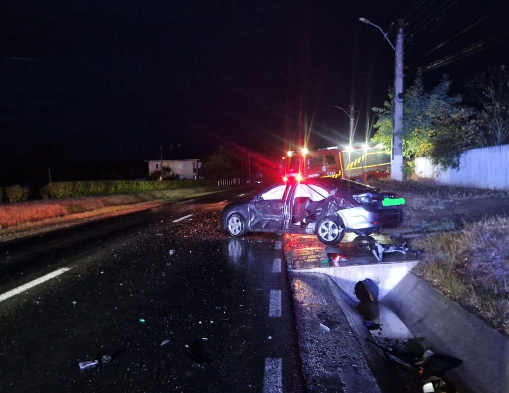 Doi răniți după ce un autoturism s-a ciocnit cu o autoutilitară