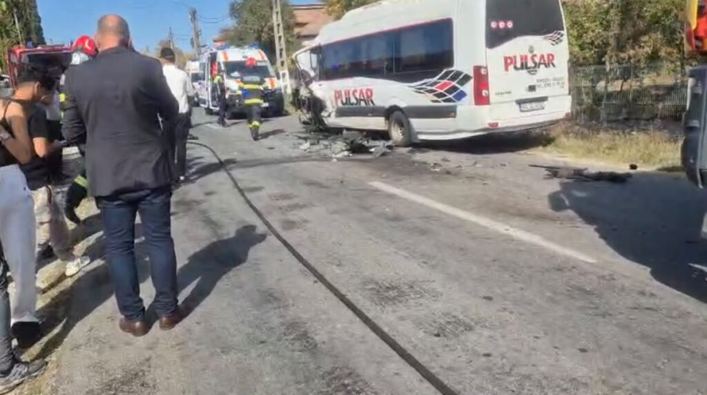 Vâlcea: 11 răniți după ce o șoferiță care circula pe contrasens s-a ciocnit cu un microbuz, la Mateești