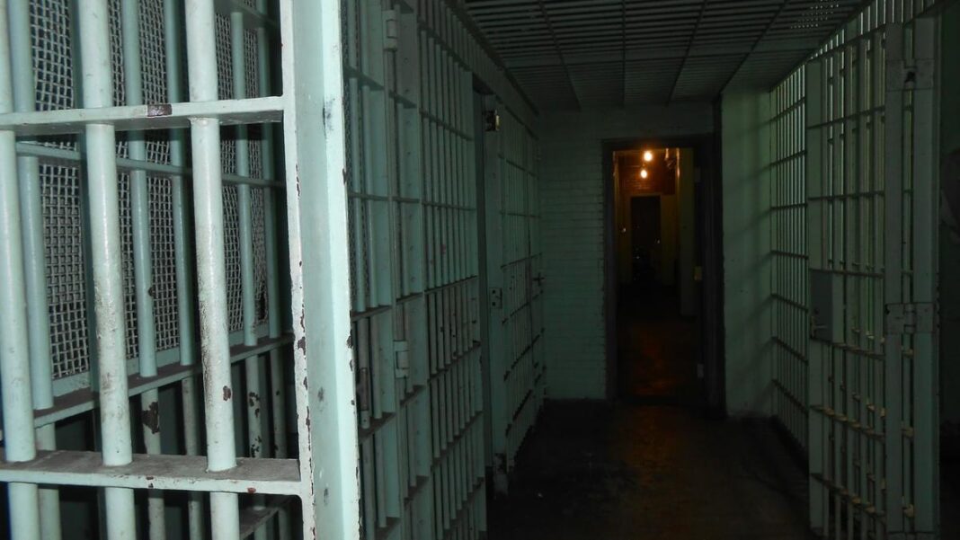 Bărbat din Vâlcea, condamnat la închisoare pentru că a condus fără permis, încarcerat la Penitenciarul Craiova