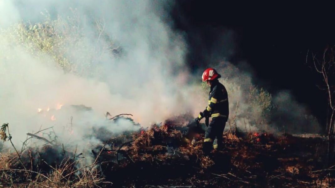 Incendiile din Mehedinți, încă nestinse. Pompierii intervin la Podeni și în zona Crivița-Lazuri