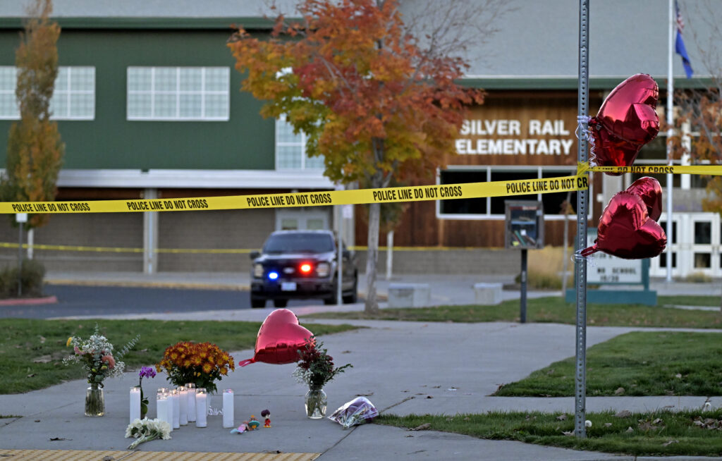 Un adolescent a ucis trei elevi și un profesor într-o școală din statul american Oregon