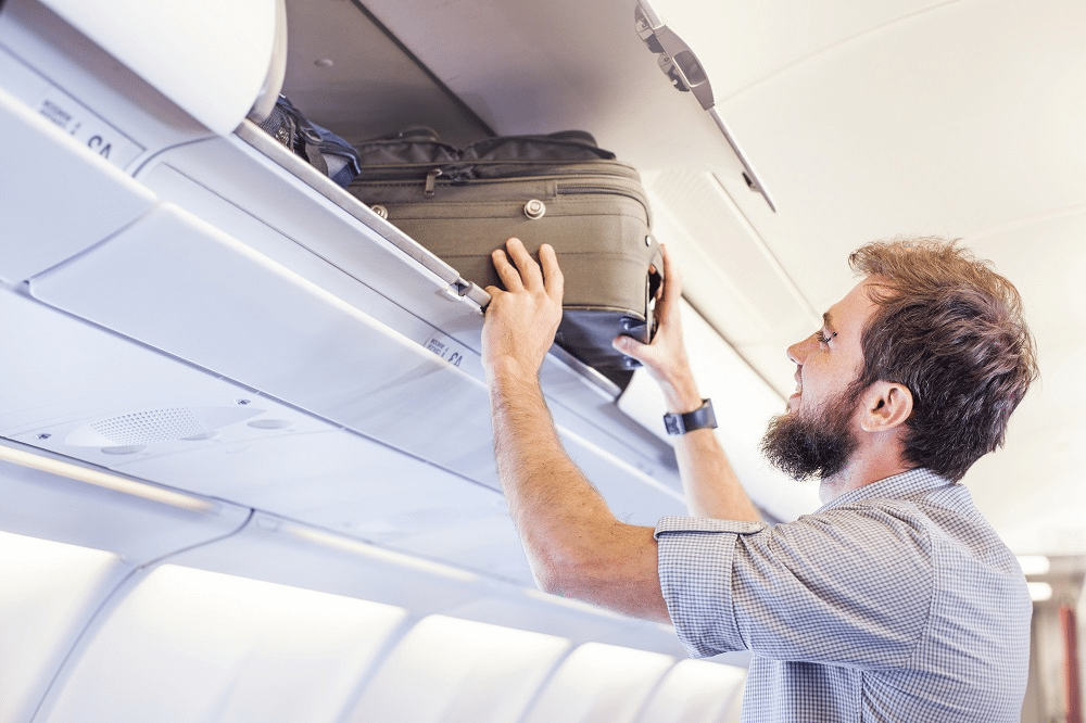 Pasagerii care călătoresc cu avionul în UE vor putea lua gratuit în cabină un bagaj de până la 7 kg