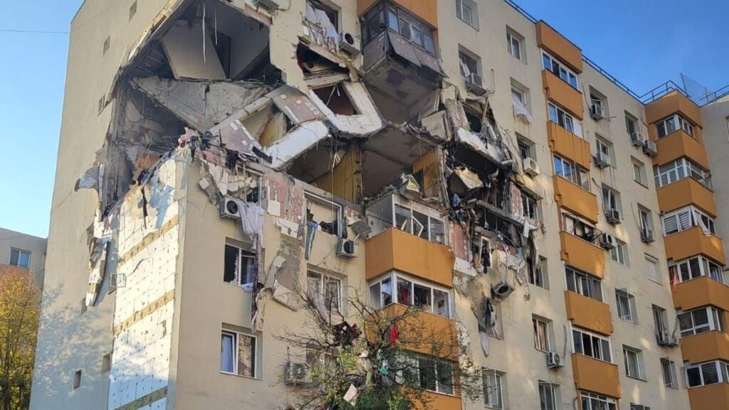 Începe demolarea blocului din cartierul bucureștean Rahova afectat de o explozie provocată de gaze