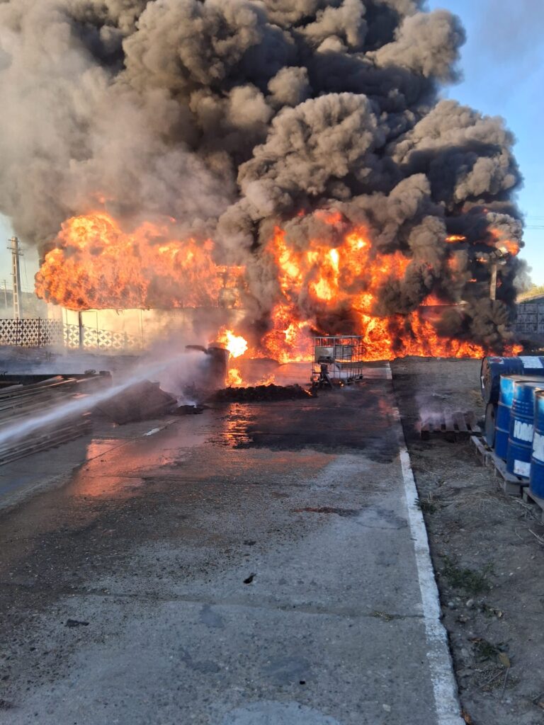 Hală cu peste 30 de tone de solvenți, rășini și pigmenți, cuprinsă de flăcări în Vâlcea