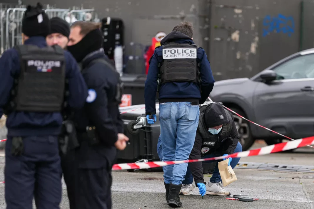 Atac armat în apropiere de Paris: un mort și 10 răniți