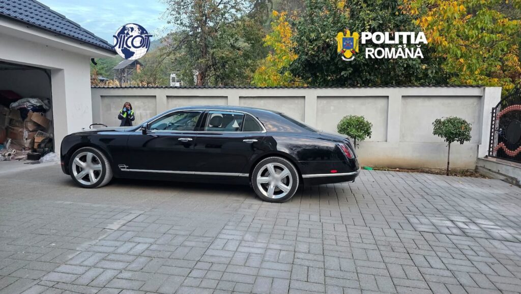 Percheziții în patru județe, la membrii unei grupări care aducea din SUA automobile de lux folosind acte false