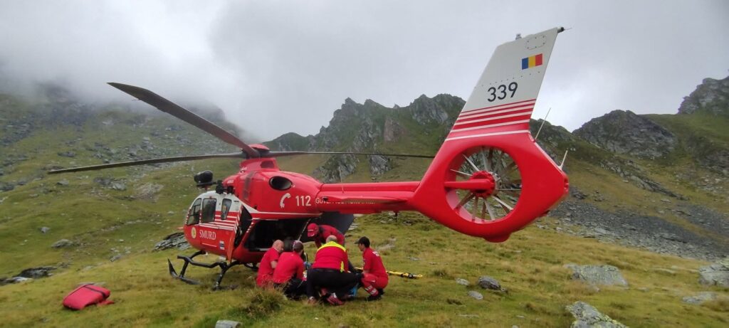 Un turist a murit după ce a căzut 200 de metri, pe o pantă, în Munții Făgăraș