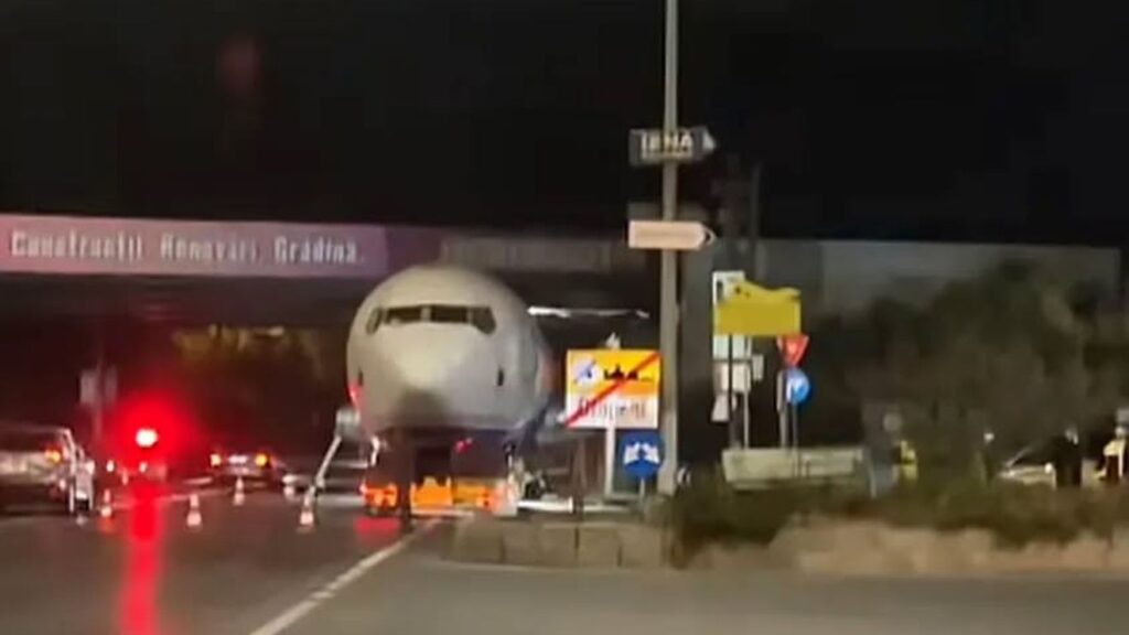 Avion transportat spre un loc de joacă pentru copii, blocat sub un pod pe DN 1, la Balotești