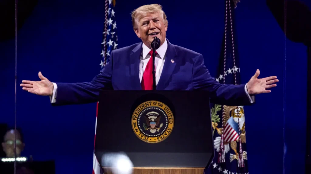 Trump vrea să-și lase numele pe un ocean. Președintele SUA ia în calcul redenumirea Atlanticului sau Pacificului