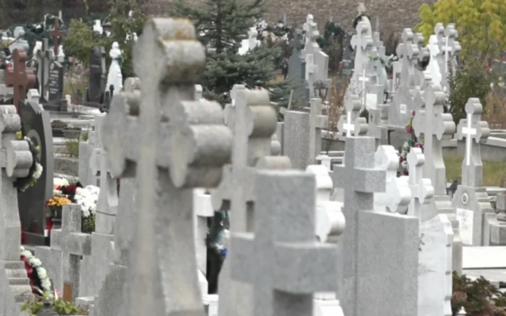 Descoperire șocantă într-o capelă dintr-un cimitir din Slatina: saci cu oseminte și un sicriu, găsite în spatele unui zid