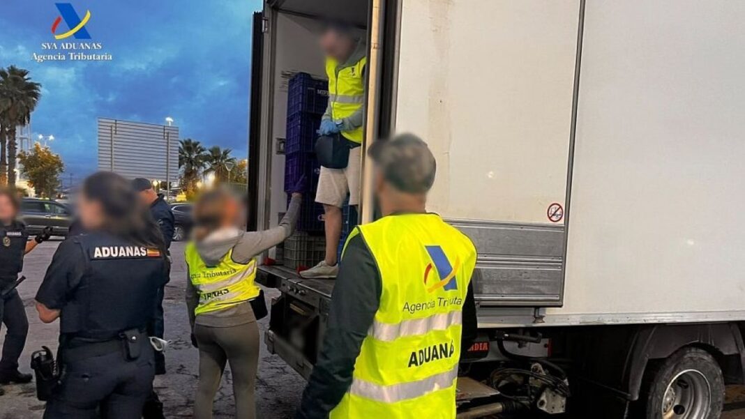 Șofer român de TIR, arestat în Spania după ce în camionul frigorific au fost descoperite 1,4 tone de cocaină