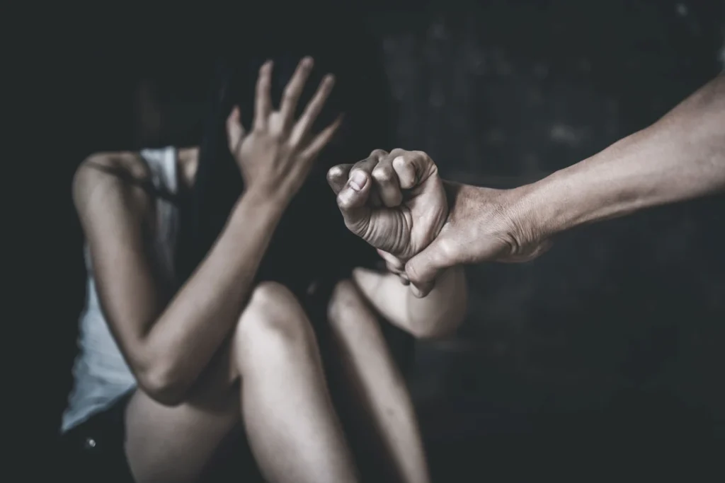 Libertatea: Cazul tinerei cu autism sechestrată și bătută de iubitul găsit pe o rețea de socializare. Polițiștii au expediat-o acasă cu Bolt-ul: „avea o durere de măsea”