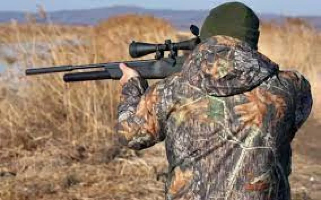 O femeie a fost împușcată mortal după ce a fost confundată cu un animal sălbatic