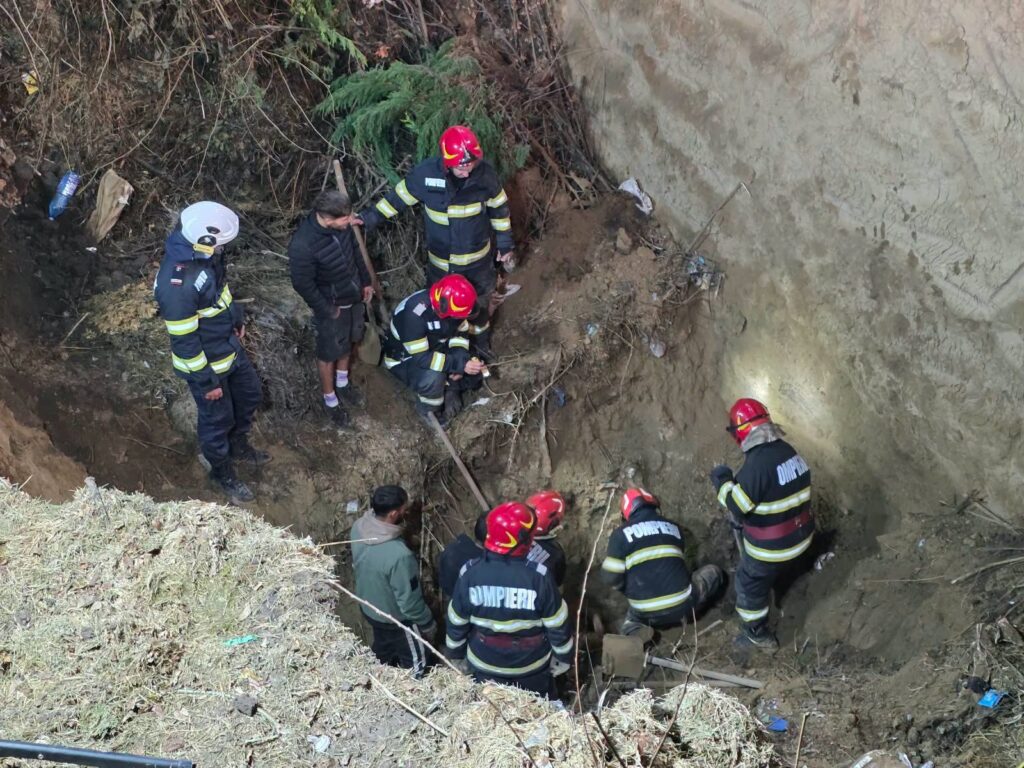 Un tânăr care a murit îngropat sub un mal de pământ, scos după şapte ore de intervenţie