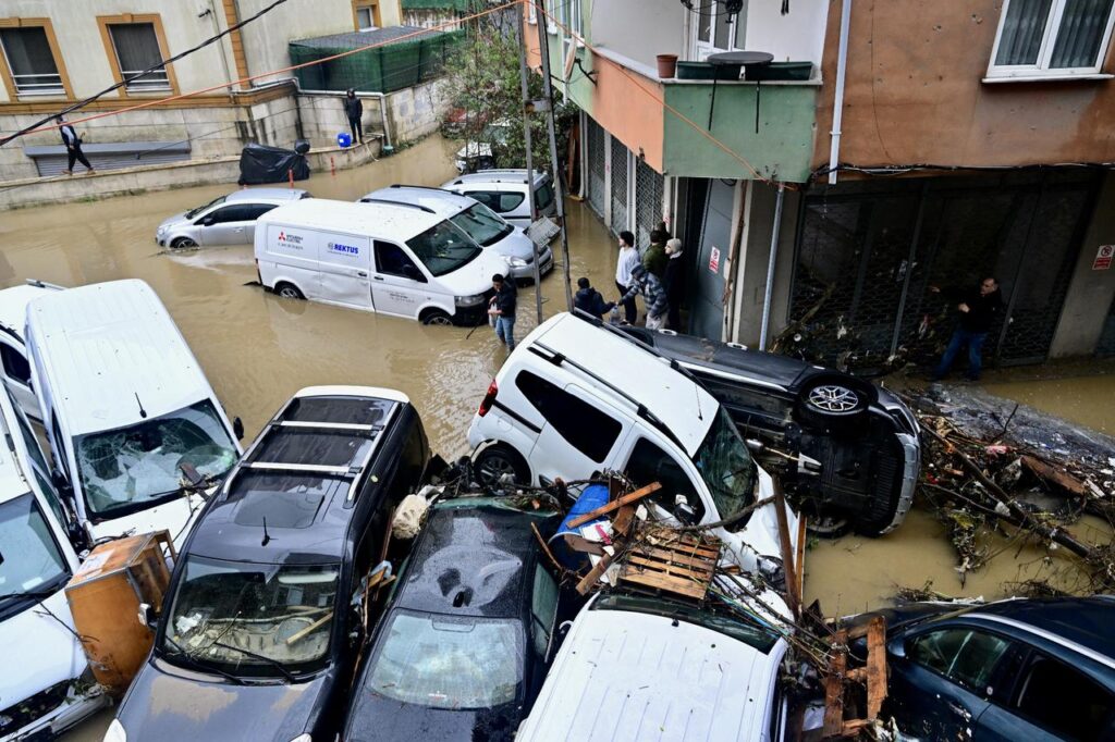 Inundații devastatoare la Istanbul: cel puțin două persoane au murit