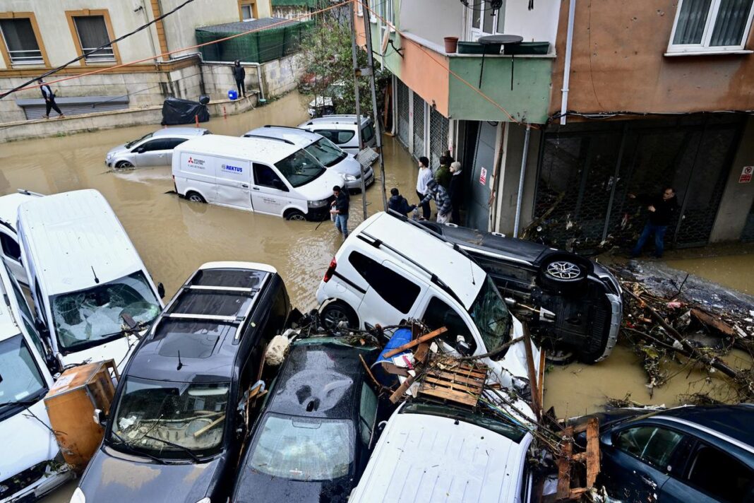 Inundații devastatoare la Istanbul: cel puțin două persoane au murit