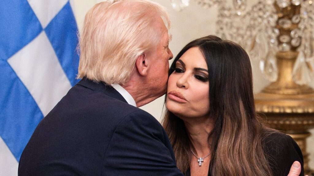Un fost avocat și candidat republican o acuză pe Kimberly Guilfoyle că i-a cerut bani ca să își folosească relațiile pentru a-l ajuta în mai multe probleme fiscale și juridice
