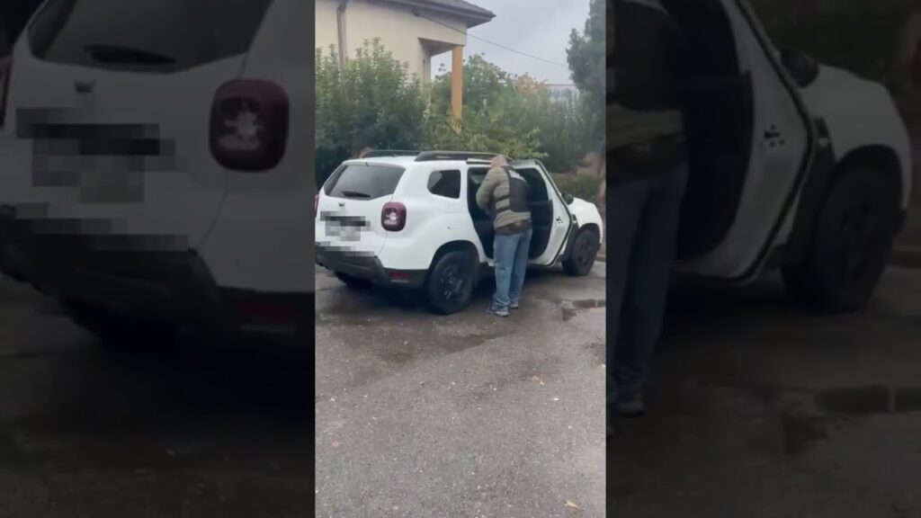 (VIDEO) Bărbat din Craiova, reținut după ce ar fi încercat să sărute cu forța o tânără într-o scară de bloc