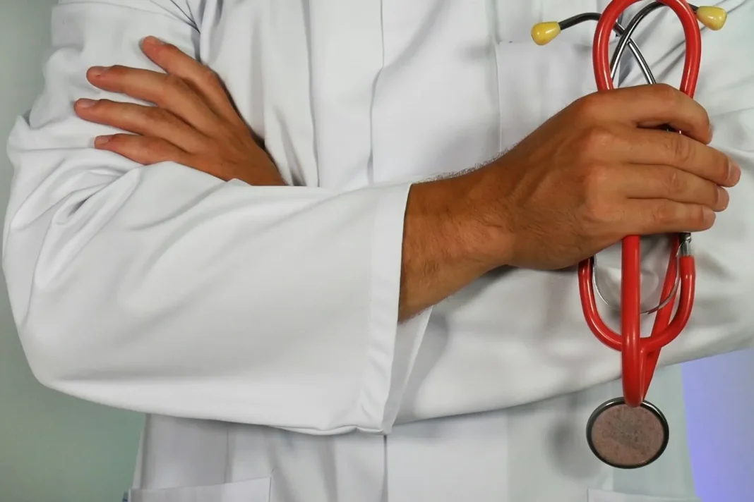Fals medic prins după trei ani în care ar fi practicat medicina fără drept