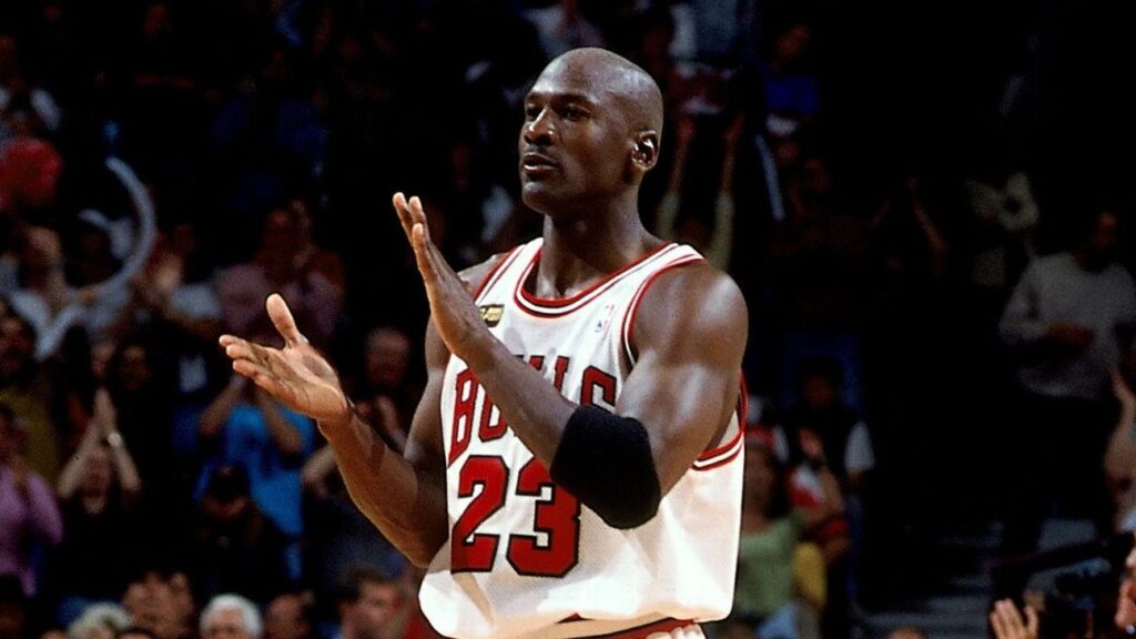 Un maiou purtat de Michael Jordan în finala NBA din 1998, vândut pentru 12,2 milioane de dolari