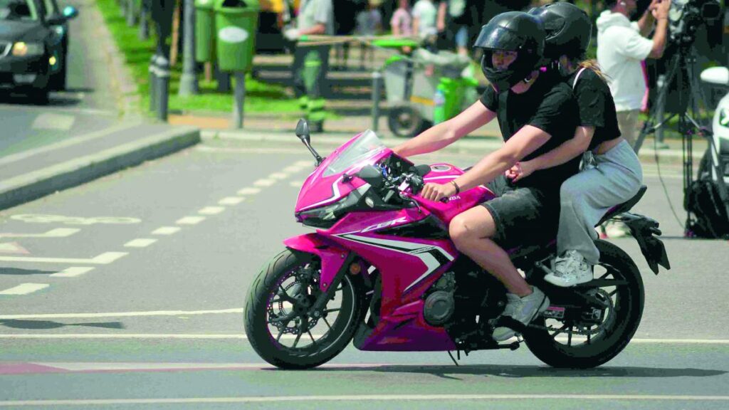 Legea se schimbă în favoarea motocicliștilor: Vor putea circula pe banda de autobuz și vor putea depăși coloanele de mașini
