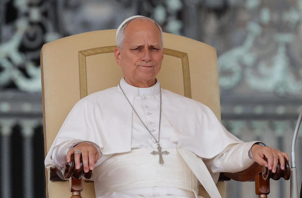 Papa Leon a fost operat și se simte bine