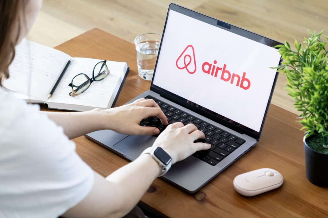 Airbnb schimbă regulile. Turiștii nu vor mai putea fi obligați să spele vasele sau să schimbe lenjeria înainte de plecare
