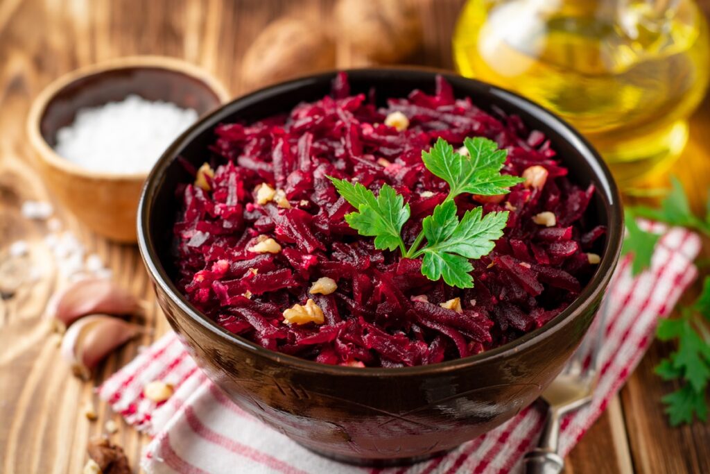 Salată de sfeclă roșie cu nuci și usturoi