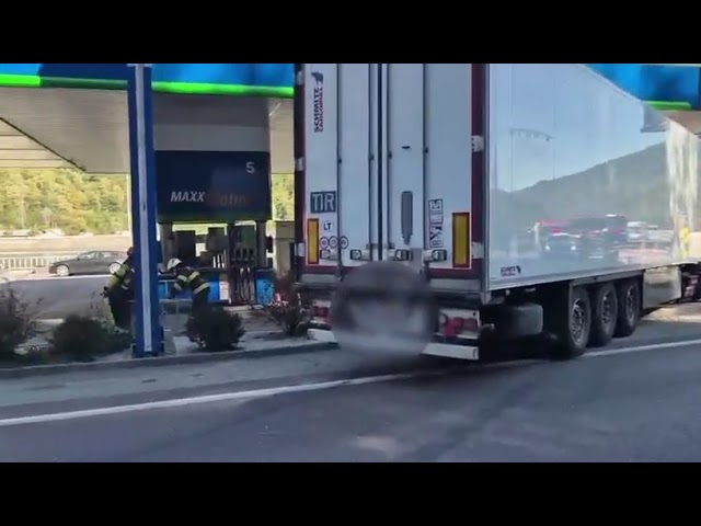 (VIDEO) Accident rutier într-o stație de carburanți din Călimănești. Zona a fost evacuată pe o rază de 200 de metri