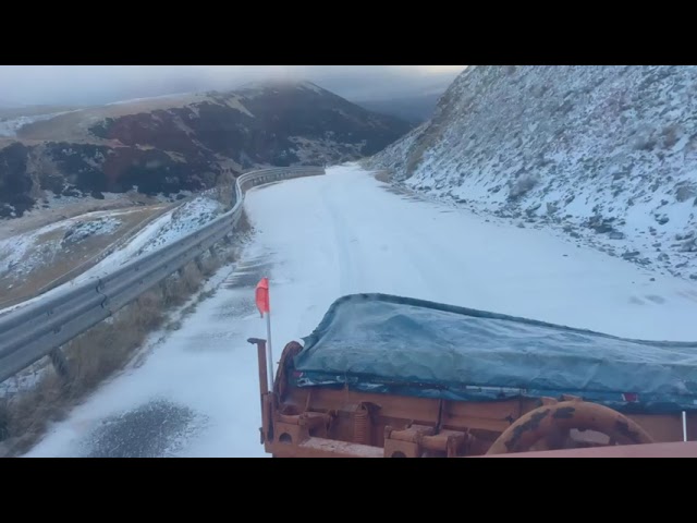 (VIDEO) Zăpadă pe Transalpina, între Rânca și Obârșia Lotrului. Drumarii au împrăștiat material antiderapant