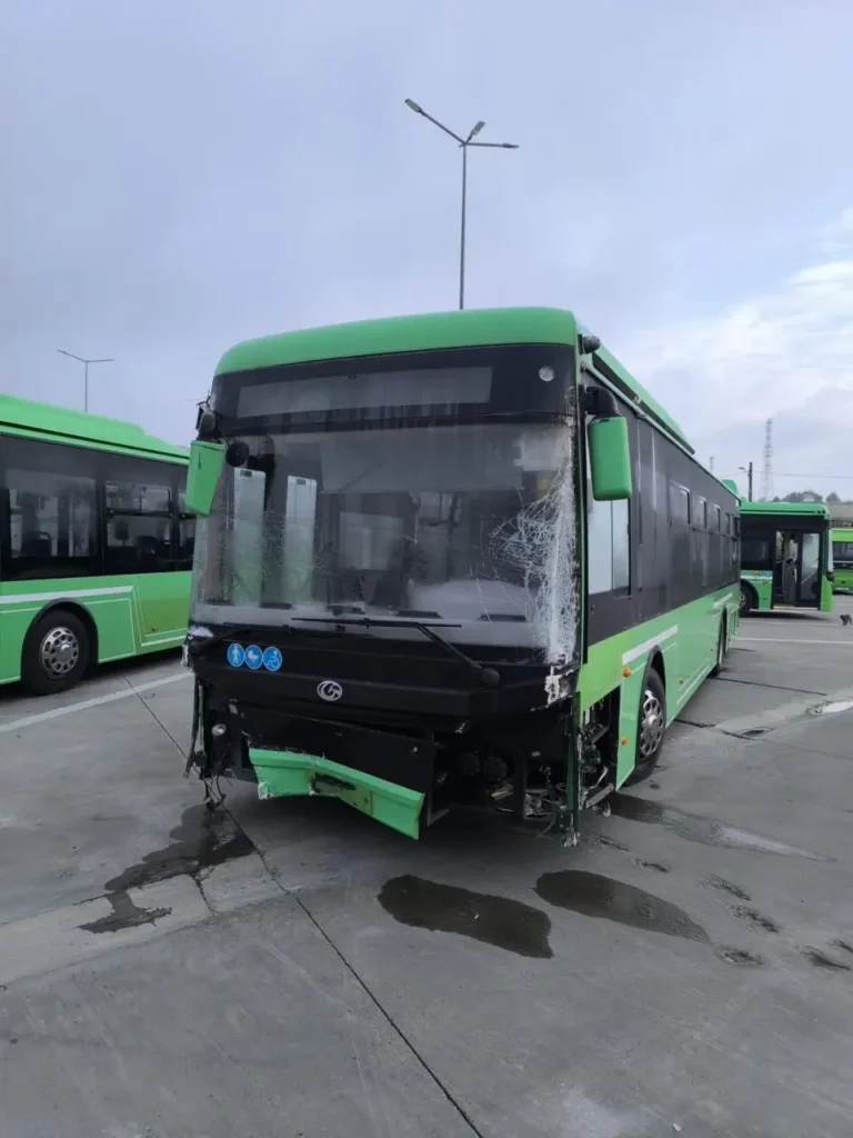 Un șofer de autobuz beat a lovit cinci mașini, un stâlp și cabina paznicului de la autobază