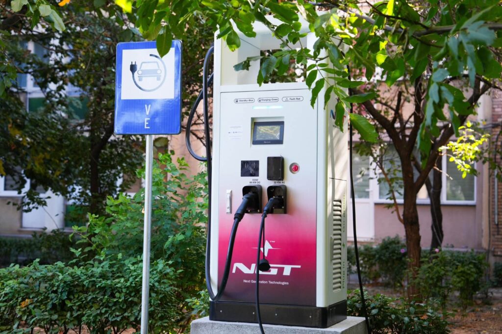 Primăria Craiova anunță că au fost puse în funcțiune cele 45 de stații de reîncărcare pentru vehicule electrice