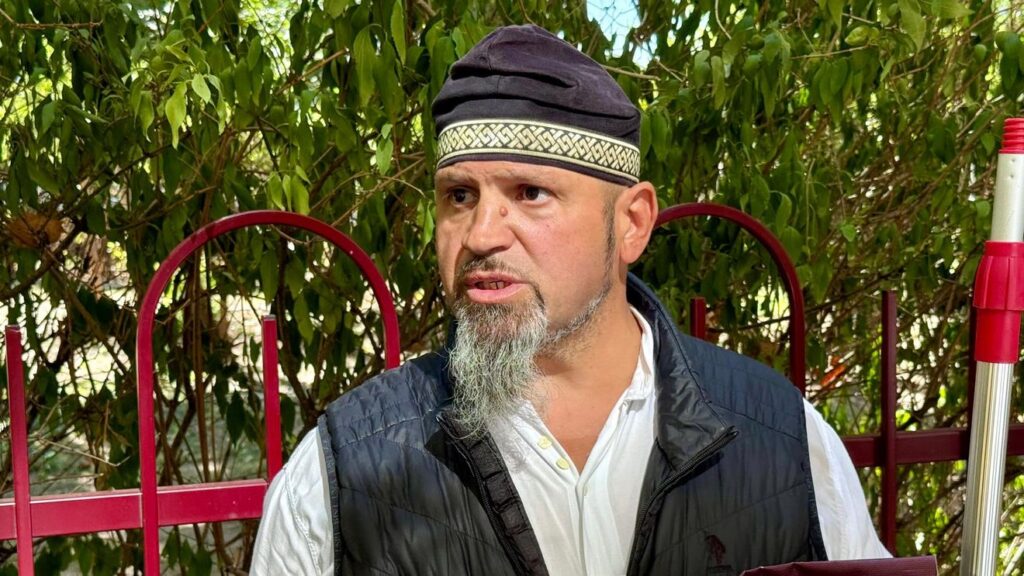 Susținătorul lui Călin Georgescu care a lovit doi cameramani a fost reținut pentru 24 de ore