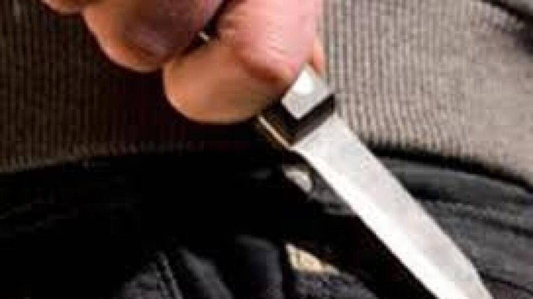 Doi bărbați, răniți cu un cuțit în fața unui bloc din Târgu Jiu
