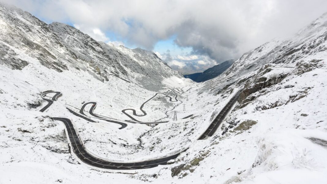 Ninge pe Transfăgărășan. Drumarii au intervenit cu utilaje de deszăpezire
